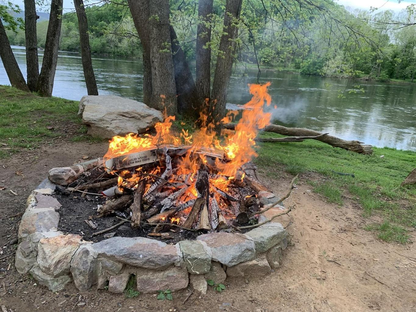Bear Valley- Riverfront With Hot Tub! 루레이 외부 사진