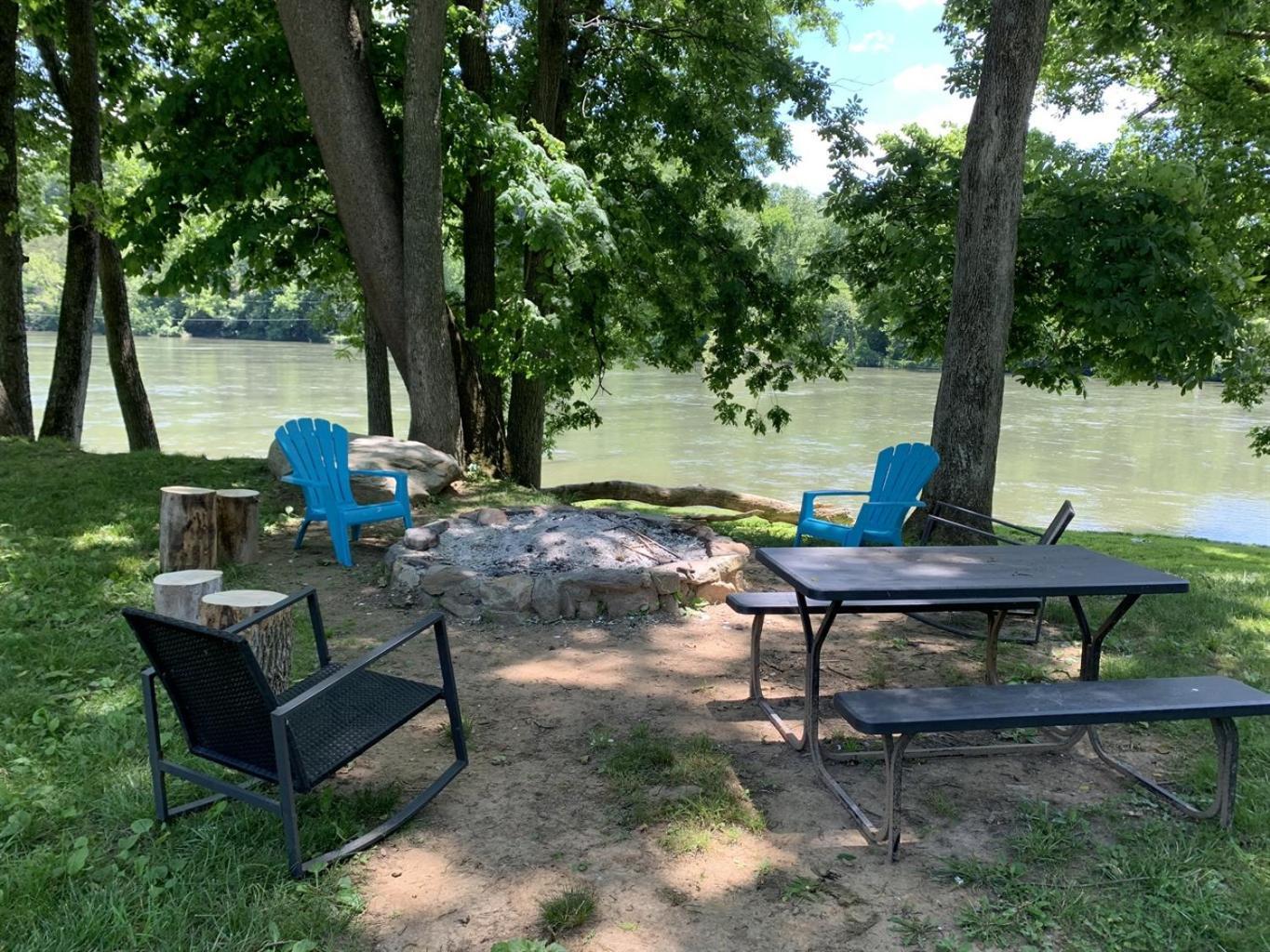Bear Valley- Riverfront With Hot Tub! 루레이 외부 사진