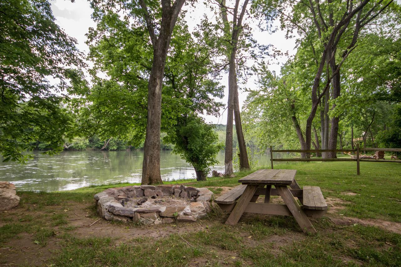 Bear Valley- Riverfront With Hot Tub! 루레이 외부 사진