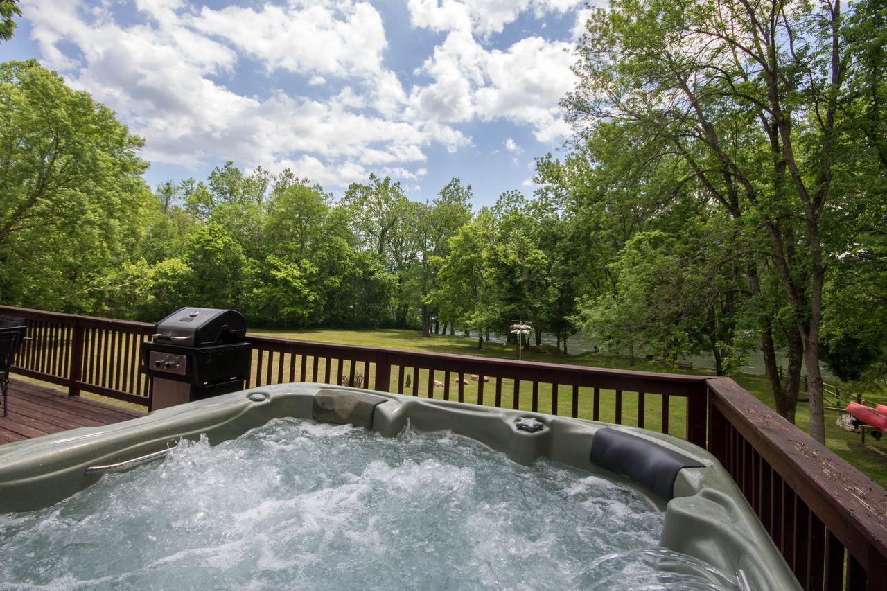 Bear Valley- Riverfront With Hot Tub! 루레이 외부 사진