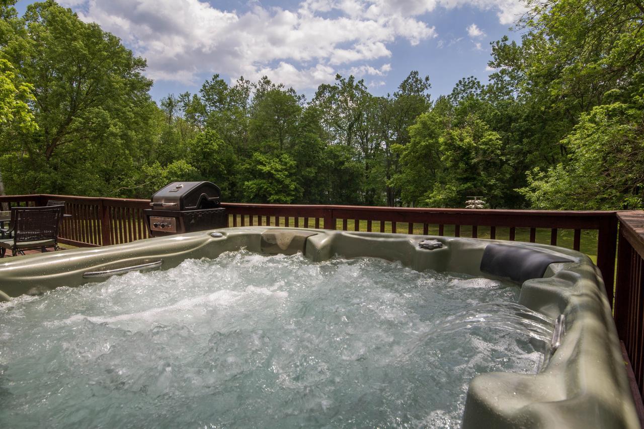 Bear Valley- Riverfront With Hot Tub! 루레이 외부 사진